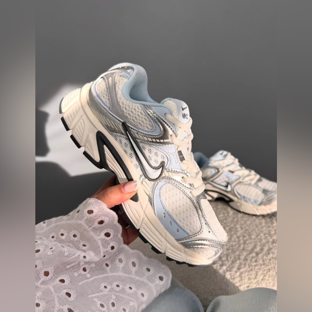 Nike V5 RNR Women's Sneaker - White/blue